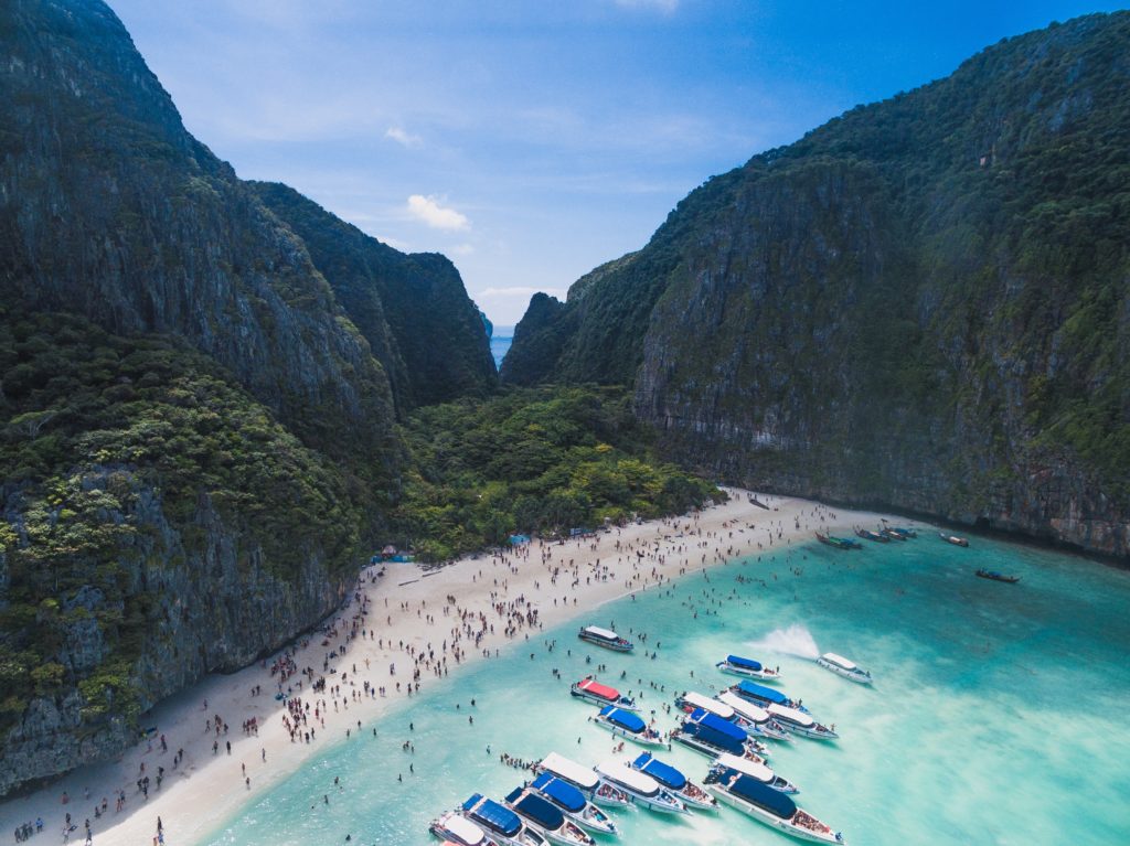 maya bay thailande ko phi phi la plage film leonardo dicaprio france francais touriste tourisme danger patrimoine corails animaux erosion ecologie