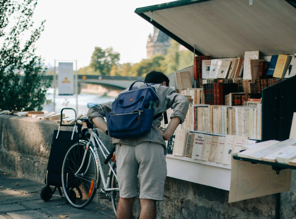 touristes paris activite balade livre librairie saint michel 5eme arrondissement parisien 