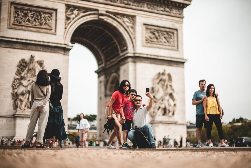 paris capitale tourisme monde touriste arc de triomphe france francais asie asiatique chine chinois photo selfie