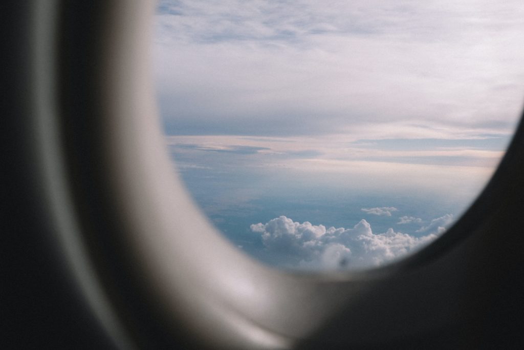 hublot avion tourisme decollage decoller plane trip ciel nuages apesanteur
