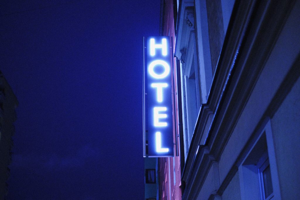 hotel hostel neon nuit voyage